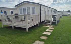 Dog Friendly 2 Bed, 6 Berth Caravan With Decking 700 Yard'S From The Beach In Hunstanton